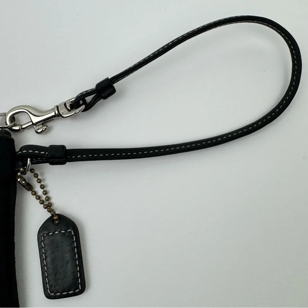 Coach Vintage Signature C Black Wristlet. Leather details. Silver hardware. Y2K